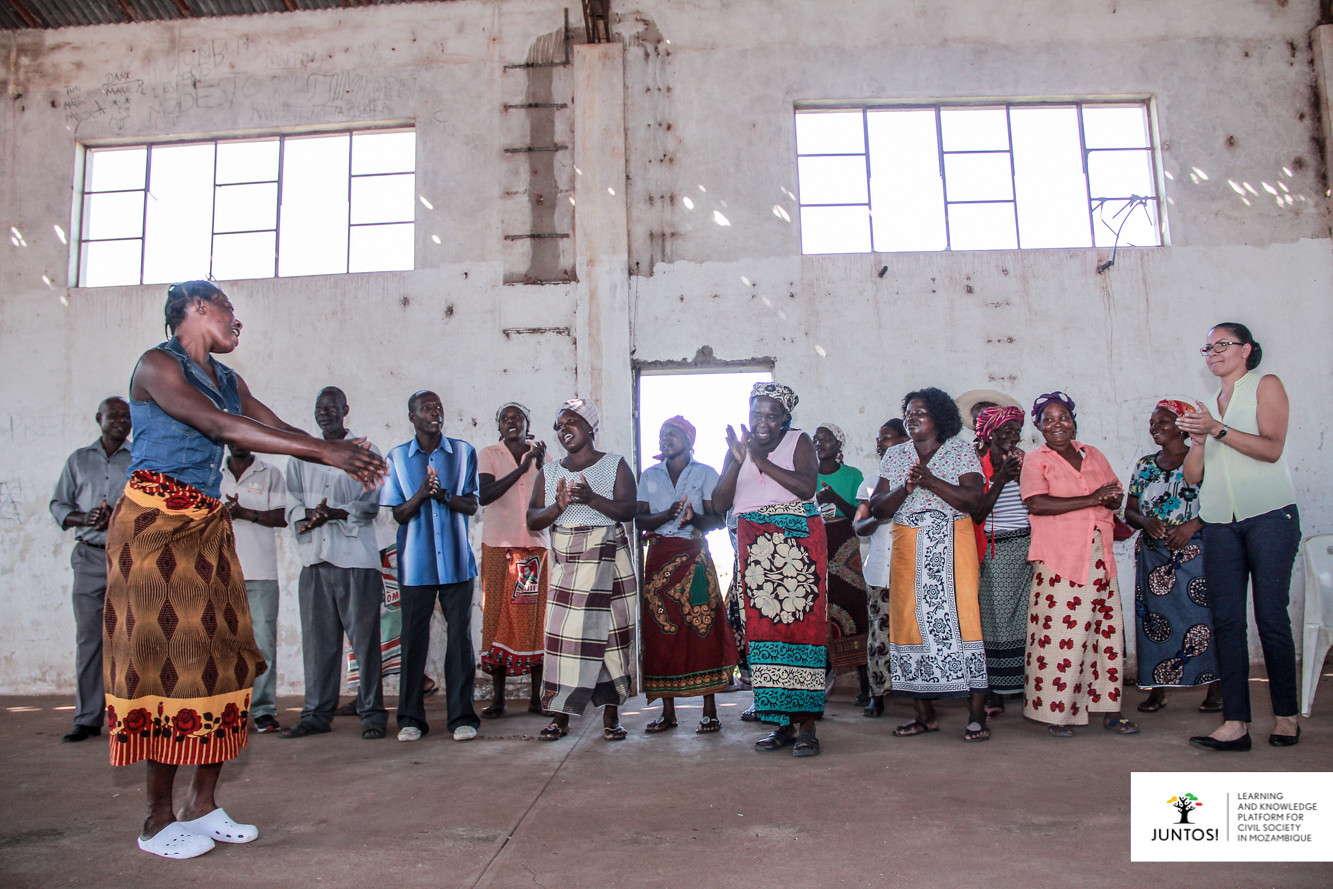 O JUNTOS! foi lançado pela primeira vez em Moçambique em 2014, e há quase 10 anos que tem vindo a reforçar a sociedade civil através de eventos, formação, workshops e cursos de aprendizagem mista