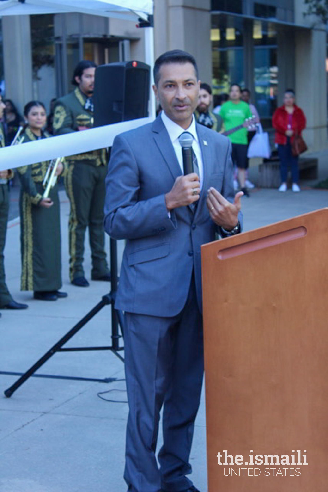 Dr. Dharamsi speaking at the Tarrant County Hispanic Wellness Coalition’s Fall Health Fair, 2022