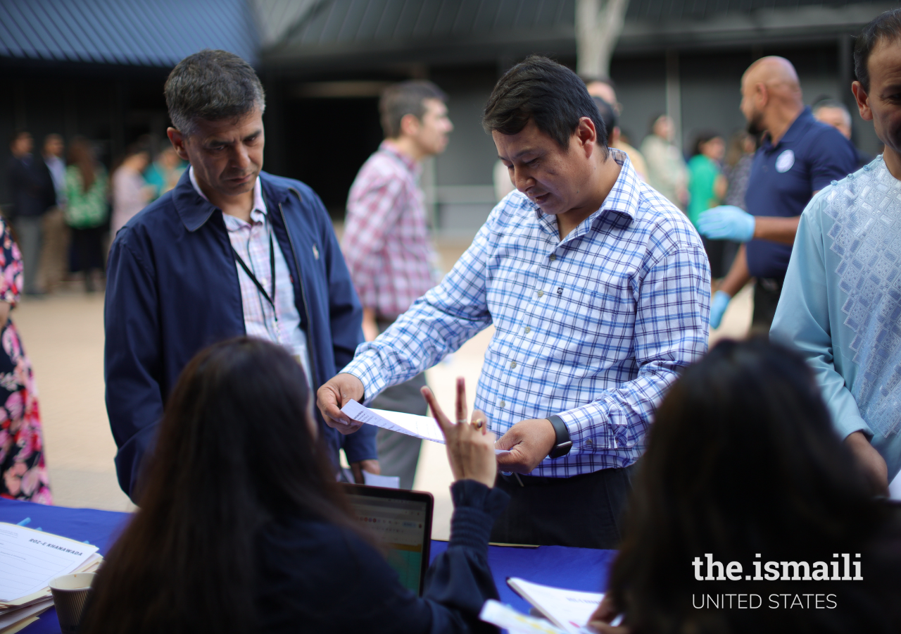  Attendees receiving session details at the              Roz-e-Khanawada institutional resource-sharing sessions.