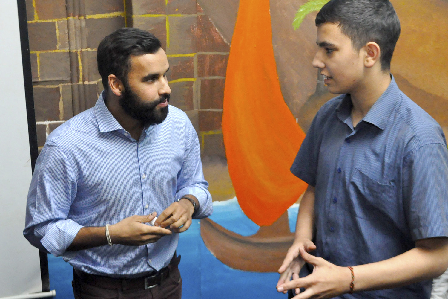 Ibrahim Wardi, a Global Encounters participant from Syria, speaks with Samir Ibrahim, co-founder of SunCulture and a member of the camp's social enterprise panel. Global Encounters / Rahim Salim