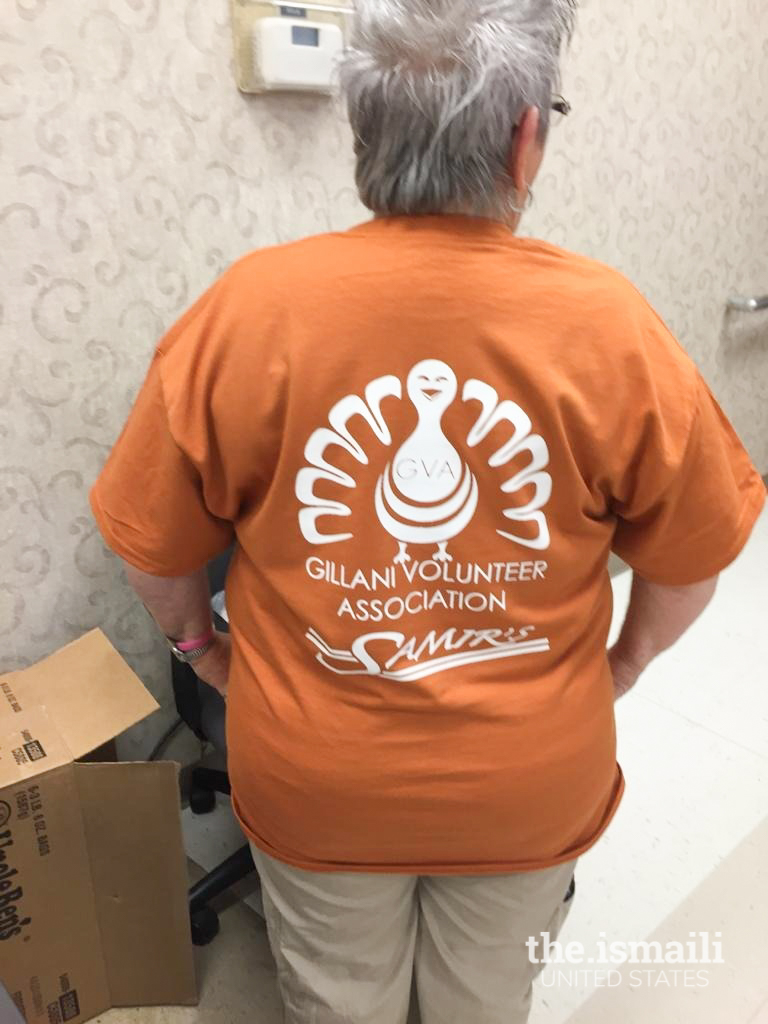 A volunteer wearing the   T-shirt of the organization founded by Anwer Gillani.