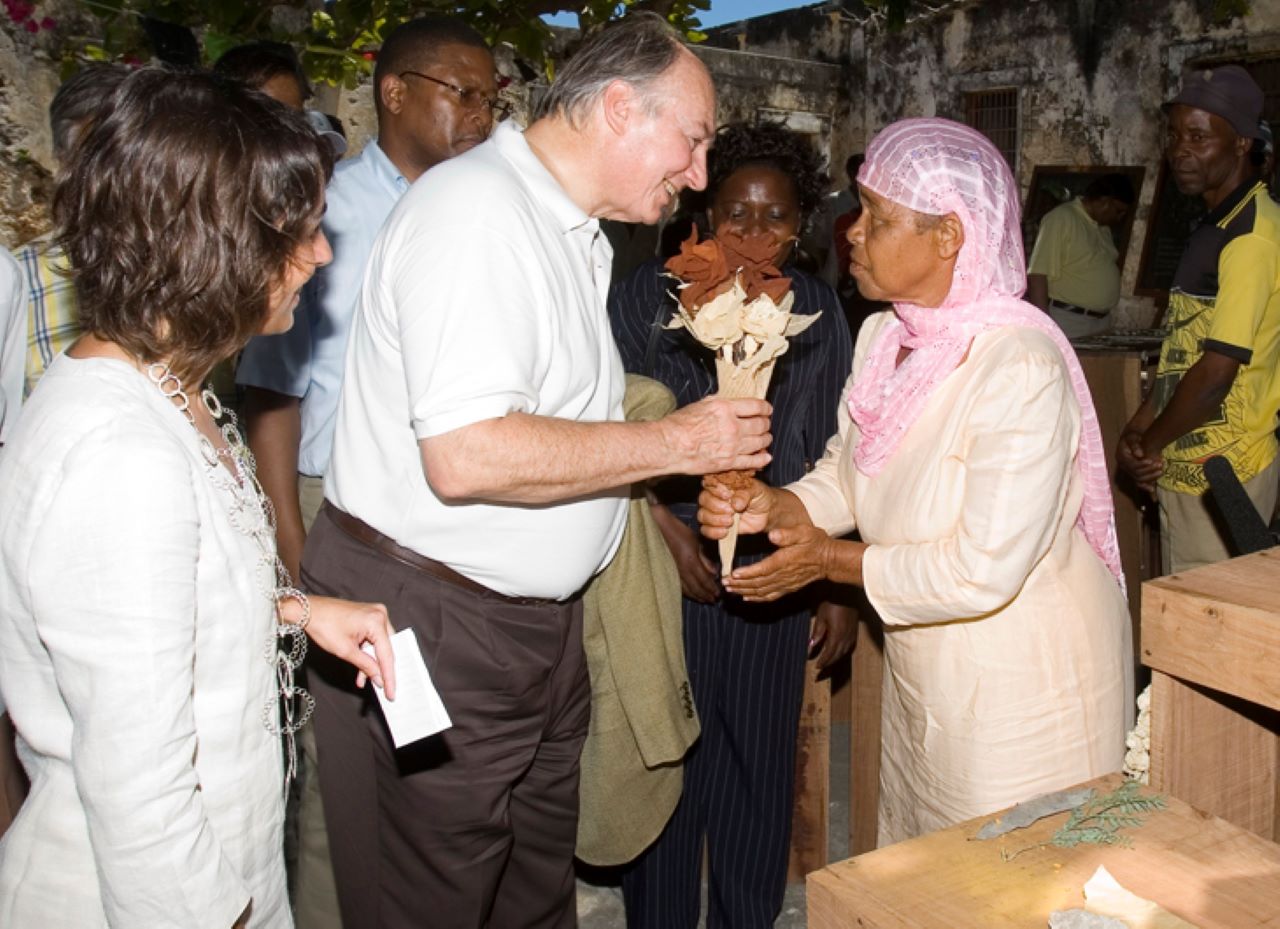 The Aga Khan is presented with a bouquet of dried flowers by Balbina Pinheiro. In the back, the Minister of Courtesy (Minister of Tourism), Mr Fernando Sumbana and the Director of the Entrepeneur Development Initiave, Eliane Damasceno looks on, 23 November 2007.