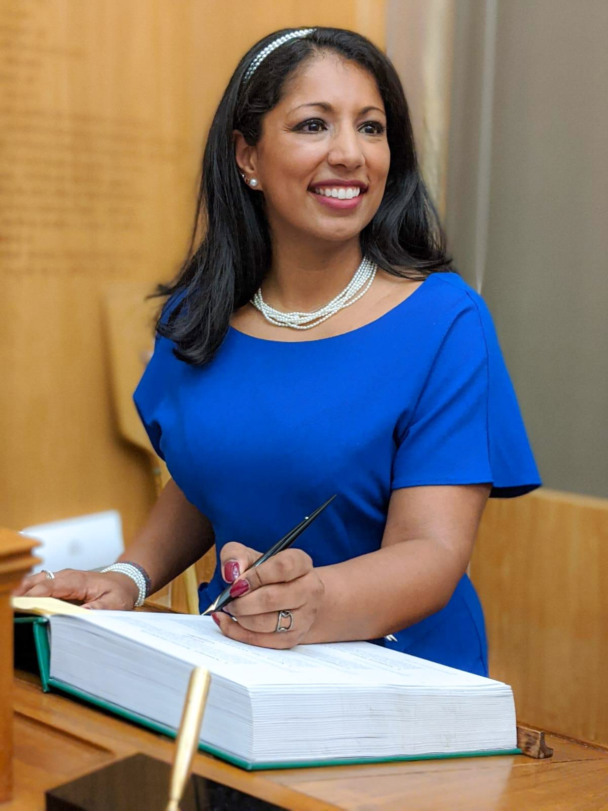 Naureen Shariff signs the Freeman’s Declaration Book shortly after being awarded the Freedom of the City of London.