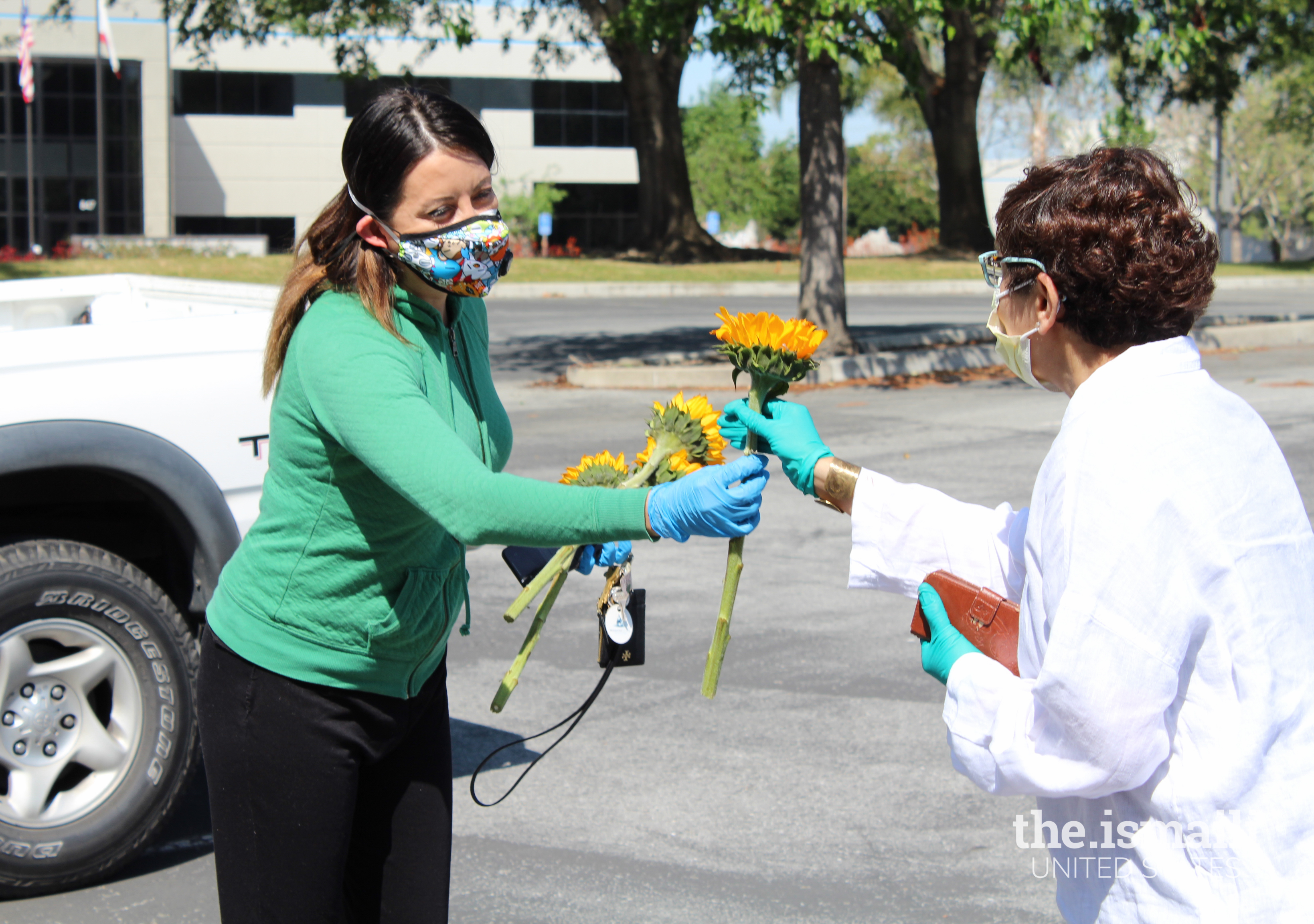 Milpitas City Councilwoman gives a flower to an I-CERV volunteer.