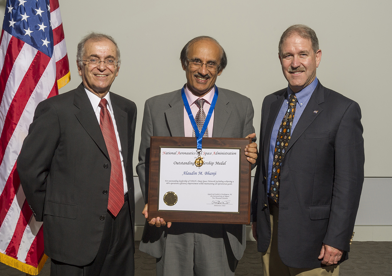 Alaudin Bhanji being presented with the Outstanding Leadership Award from NASA, by the Director of the Jet Propulsion Laboratory, Dr. Charles Elachi (L); and Dr. John M. Grunsfeld, Associate Administrator, Science Mission Directorate, NASA.