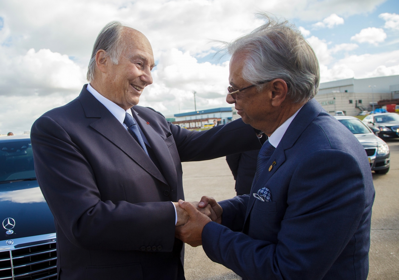 Mawlana Hazar Imam exchanges farewells with the Imamat's Representative to the Portuguese Republic Nazim Ahmad. AKDN / Luis Filipe Catarino