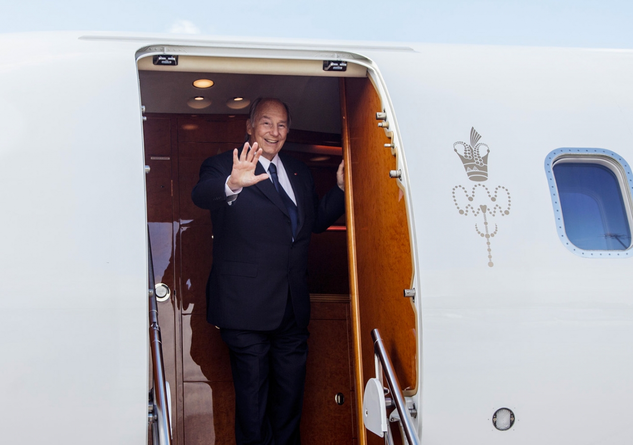 Mawlana Hazar Imam waves from the airplane as he prepares to depart Portugal. AKDN / Luis Filipe Catarino