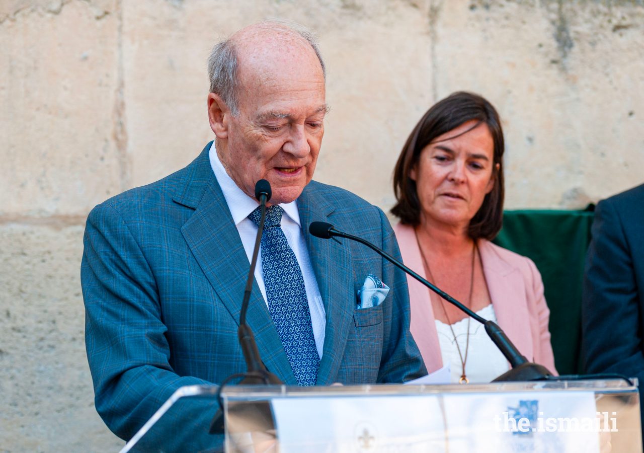 Le prince Amyn s'adresse aux invités lors d'un événement spécial en l'honneur de Mawlana Hazar Imam pour ses nombreuses années de contribution à la restauration du domaine de Chantilly. 