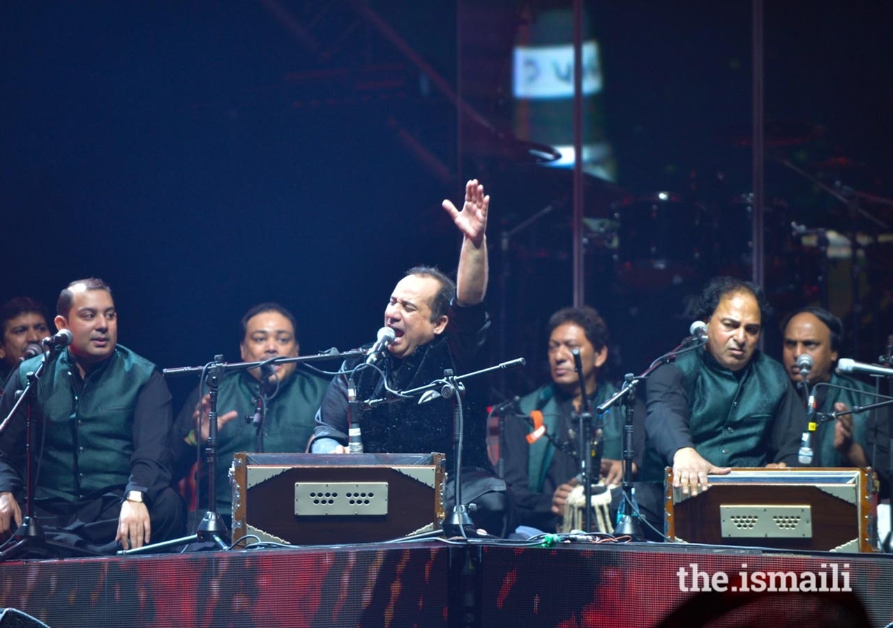 Ustad Rahat Fateh Ali Khan abriu o Concerto Sufi Voyage com Qawalis. No fim da sua atuação, foi aplaudido de pé pelo público