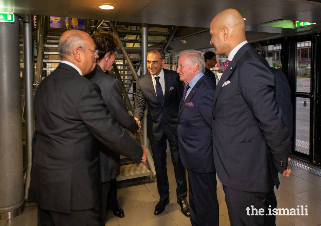 Shamir Samdjee, Représentant officiel de l'Ismaili Imamat auprès de la République française, salue Jack Lang, Président de l'Institut du Monde Arabe.