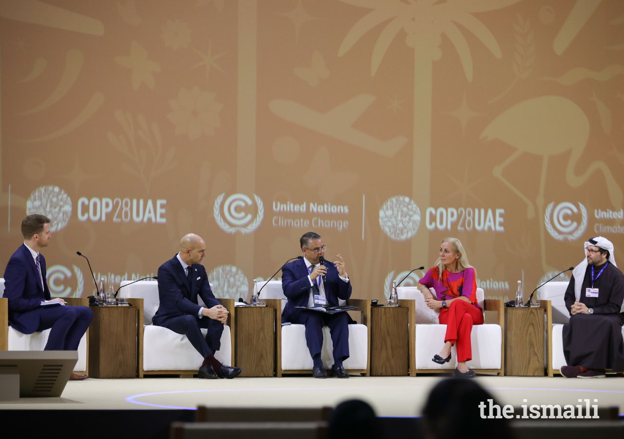 Andy Cunningham (à gauche), co-responsable mondial de la partie Education à l'Aga Khan Foundation, anime une table ronde lors de la 28e conférence des Nations unies sur le climat à Dubaï.