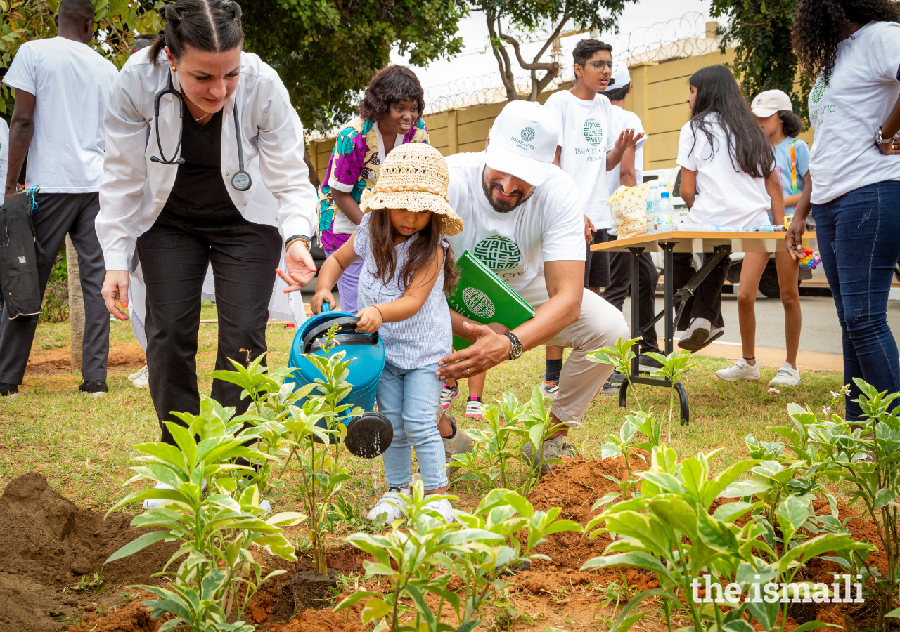 Ismaili families and community partners came together to plant trees in Angola. 