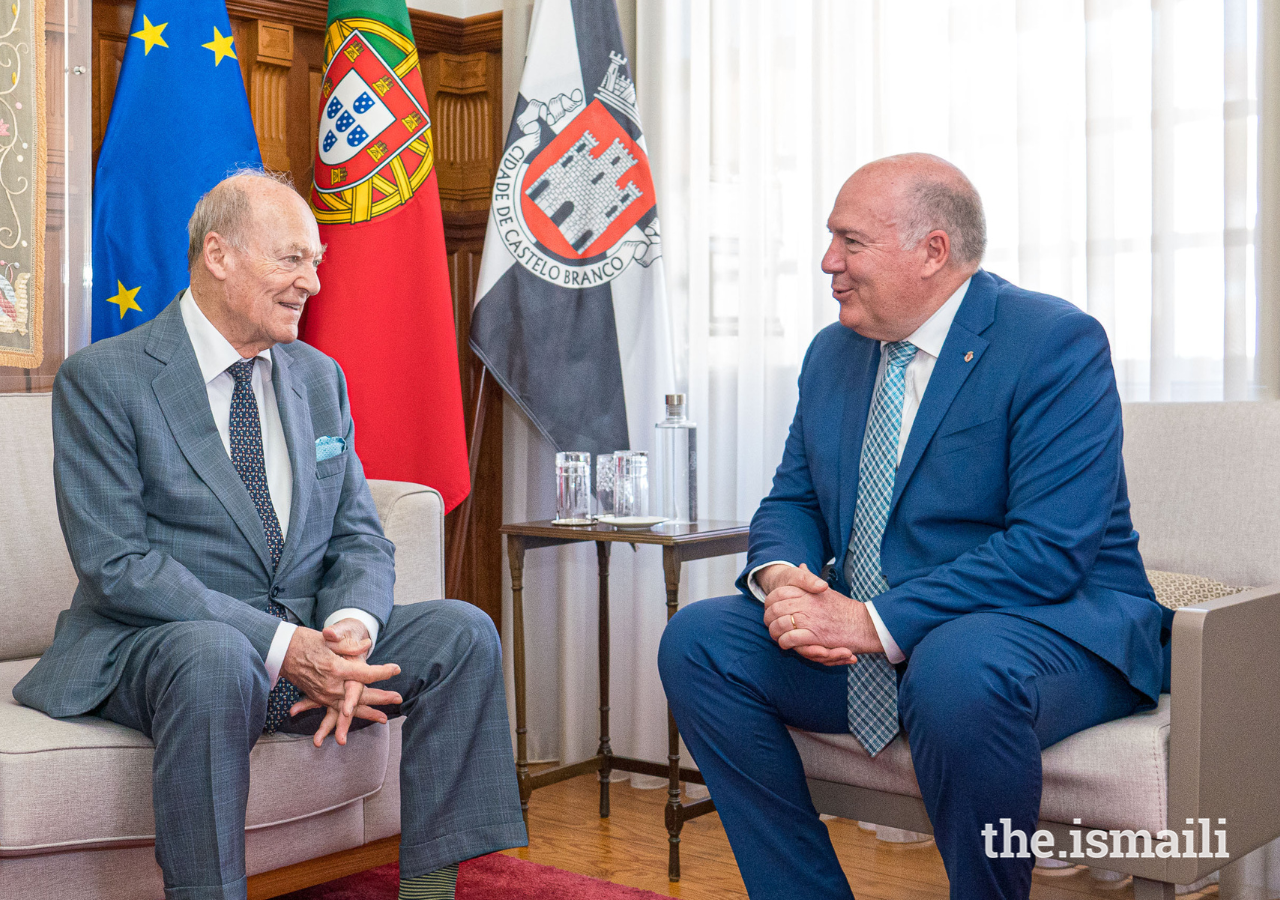 Prince Amyn in conversation with Leopoldo Martins Rodrigues, Mayor of Castelo Branco.