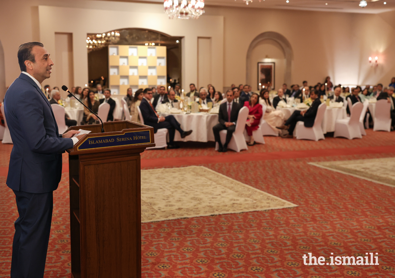 President Nizar Mewawalla welcomes Prince Rahim and guests to an institutional dinner hosted by the Ismaili Council for Pakistan.