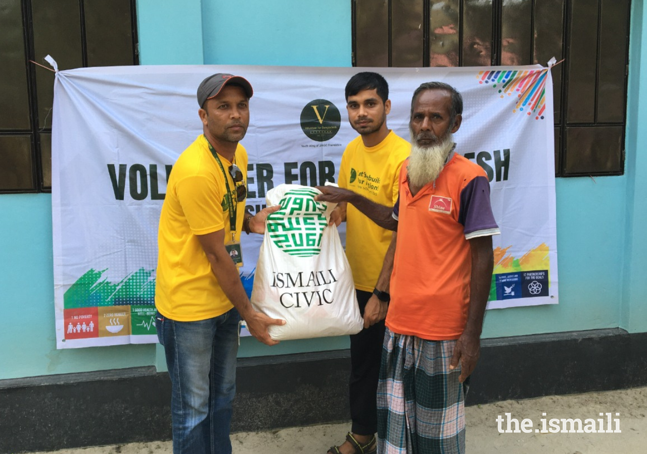 Ismaili CIVIC volunteers carry out flood-relief activities in the Sherpur region of Bangladesh.