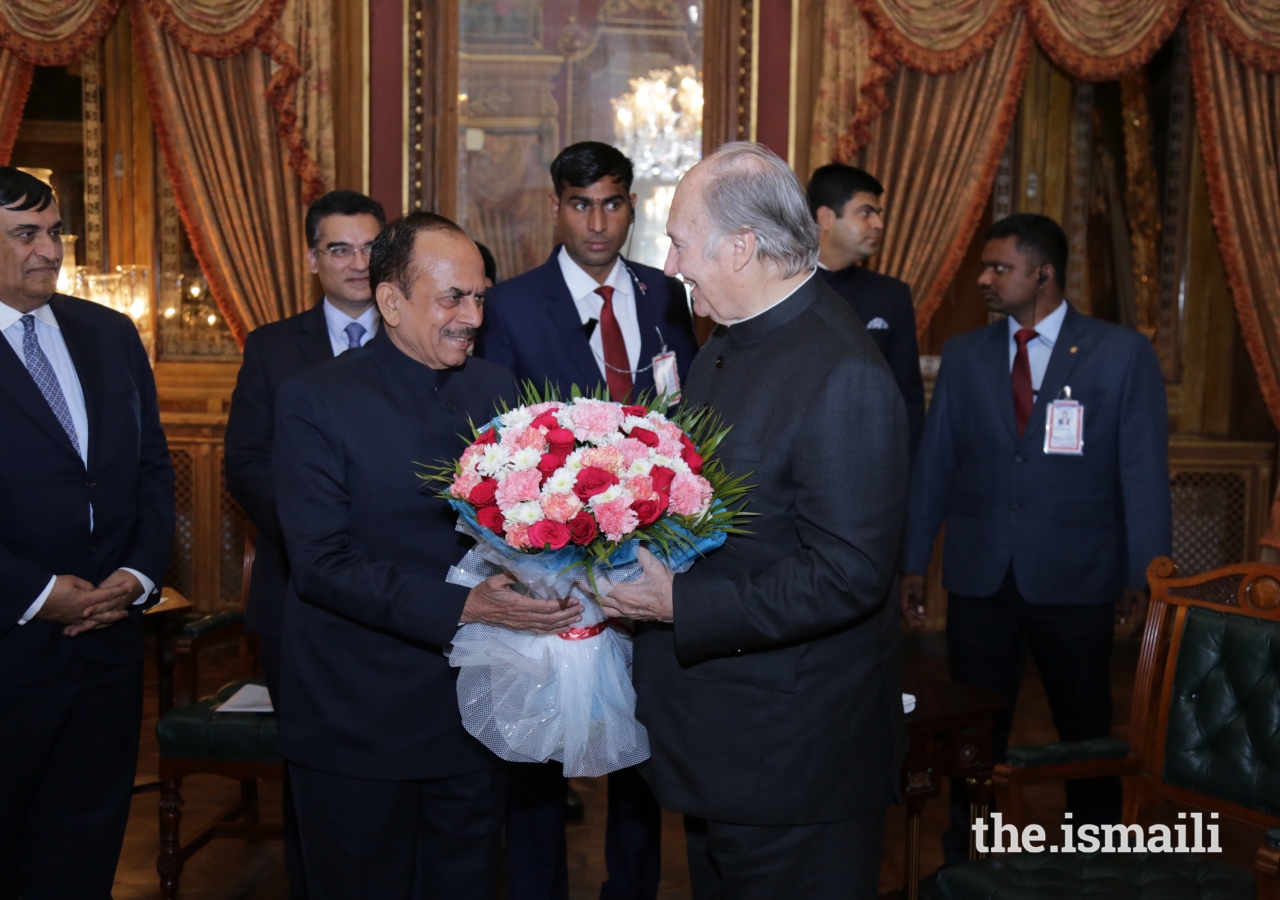 Deputy Chief Minister of Telangana Shri Mohammed Mahmood Ali, presents Mawlana Hazar Imam with a bouquet.