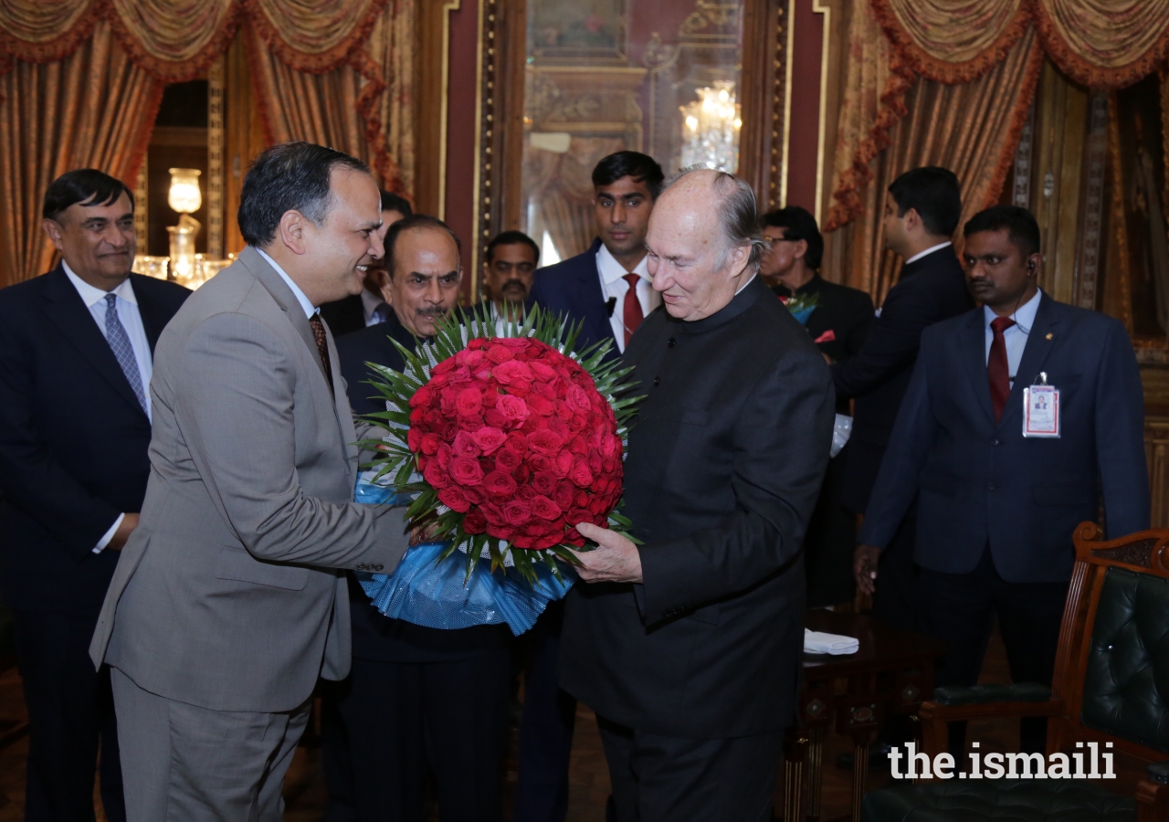 Dr Shailendra Kumar Joshi, Chief Secretary, Government of Telangana, welcomes Mawlana Hazar Imam.