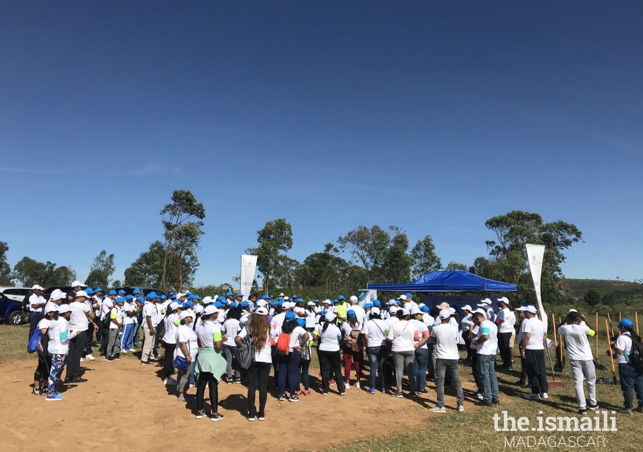 Les participants se rassemblent pour un dernier briefing à Ambohidratrimo, Anosiala.