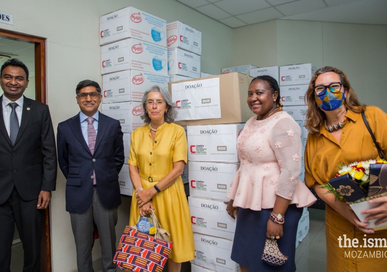 From left to right: General-Director of Moztex Fazmil Fyzer, Adjunct to the AKDN Diplomatic Representative Rui Carimo,Ambassador of Portugal to Mozambique Maria Amélia Paiva, Secretary of State of the Province of Maputo, Vitória Dias Diogo, and Councillor for Cooperation of the Embassy of Portugal to Mozambique Patrícia Pincarilho, posing in front of the donated goods.