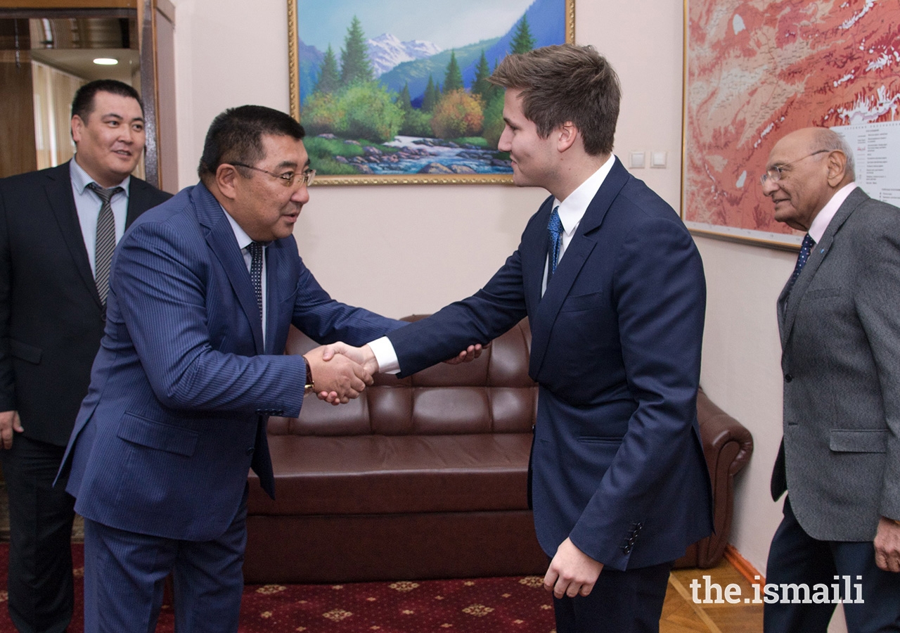 Mr Amanbay Kayipov, Governor of Naryn Oblast, welcomes Prince Aly Muhammad to Naryn.