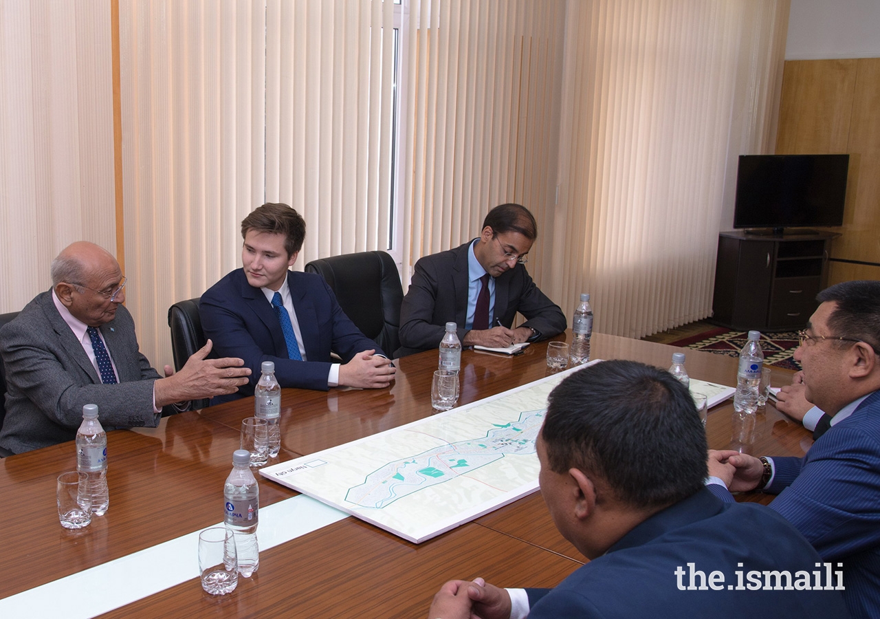 Dr Shamsh Kassim-Lakha, Chairman of the Board of Trustees of the University of Central Asia, introducing delegates of Naryn Oblast administration to Prince Aly Muhammad.