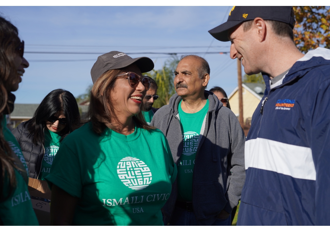 Josh Fryday, Chief Service Officer for California Volunteers greets Amina Merchant from the Sacramento Jamat.