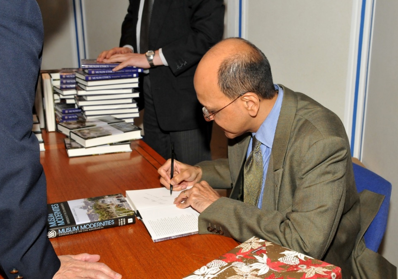 Dr Sajoo signs copies of “Muslim Modernities” at the book launch. 