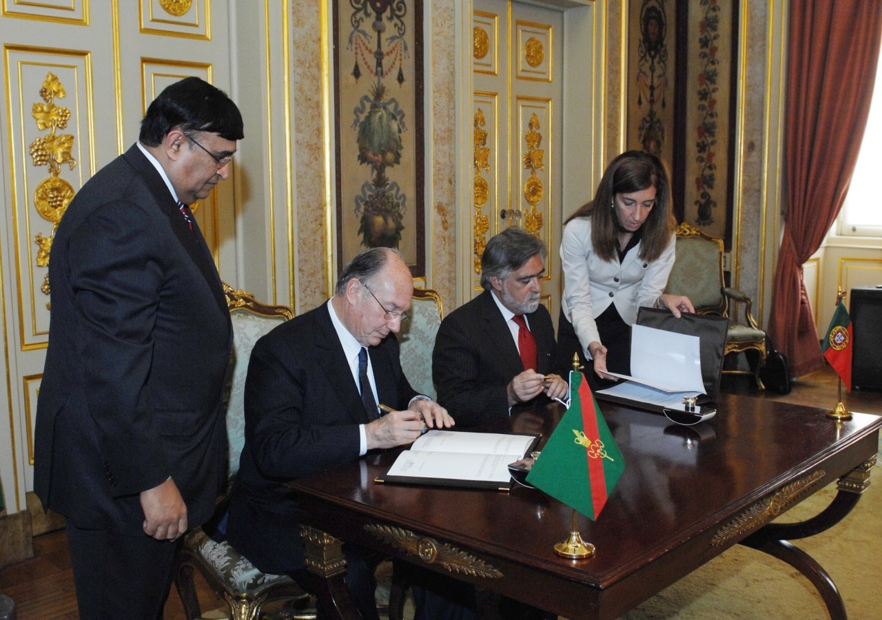 Mawlana Hazar Imam and Foreign Minister Luis Amado sign an international agreement between the Ismaili Imamat and the Portuguese
Republic.