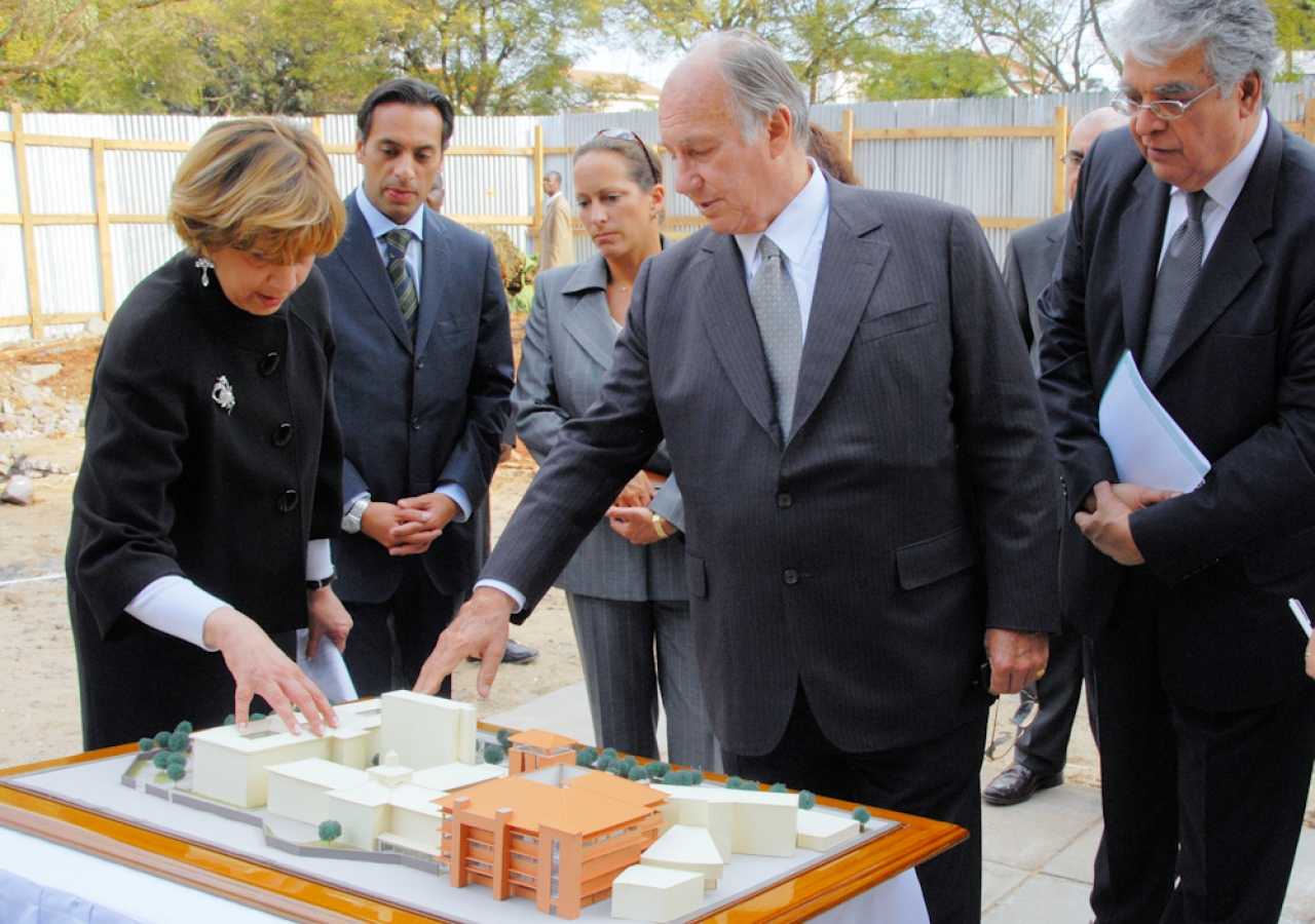 Hospital CEO, Asmita Gilani, discusses construction plans for the
Heart and Cancer Centre with Mawlana Hazar Imam and Princess Zahra.