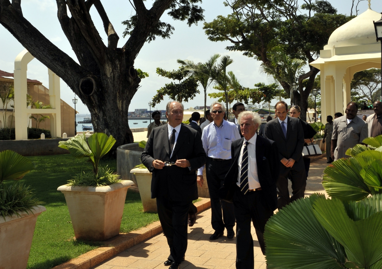 In advance of the inaugural ceremony, Mawlana Hazar Imam, accompanied by Prince Hussain and Princess Khaliya, tours Forodhani Park with Luis Monreal, General Manager of the Aga Khan Trust for Culture.