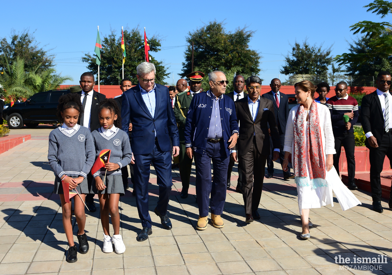 Arrival of the President of East Timor at the Aga Khan Academy, Maputo, with students and the delegation from the Aga Khan Development Network.