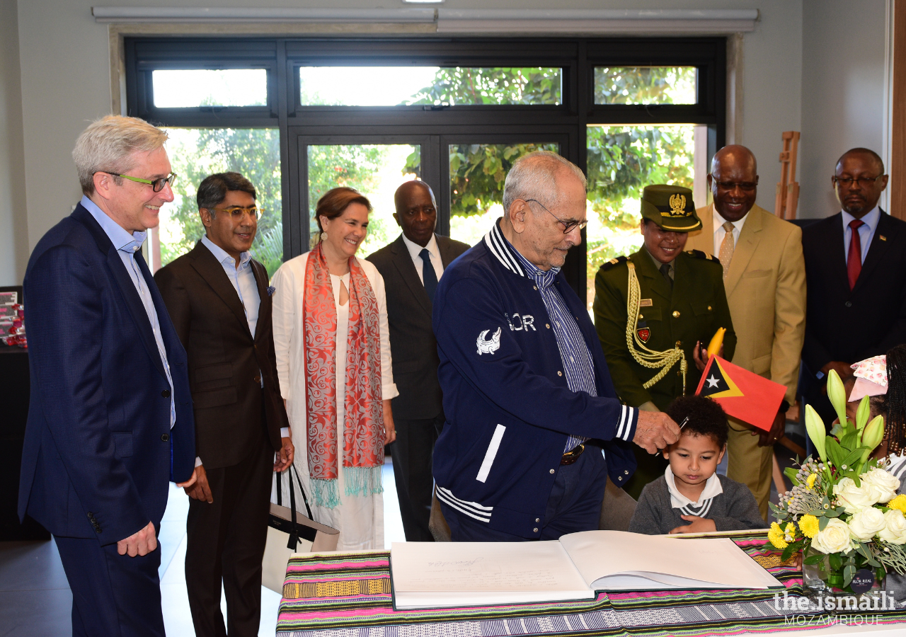 Signing of the guest book of honour of the Aga Khan Academy, Maputo, by the President of East Timor