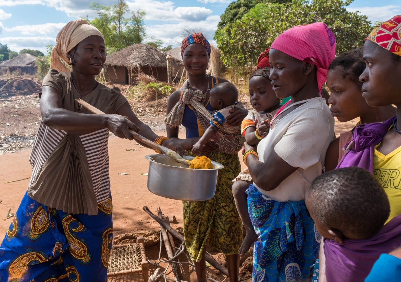 In the northernmost and poorest province of Mozambique where one out of two children suffer from stunting, mothers learn how to prepare enriched porridge to ensure good nutrition for their children (AKF Enhancing Food Security initiative)