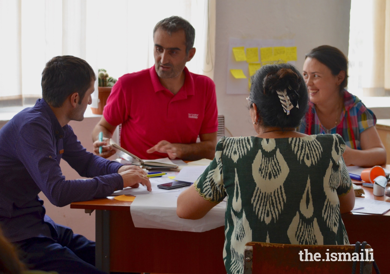 Participants of the professional development programme work together to brainstorm alternative assessment methodologies for their classrooms. 