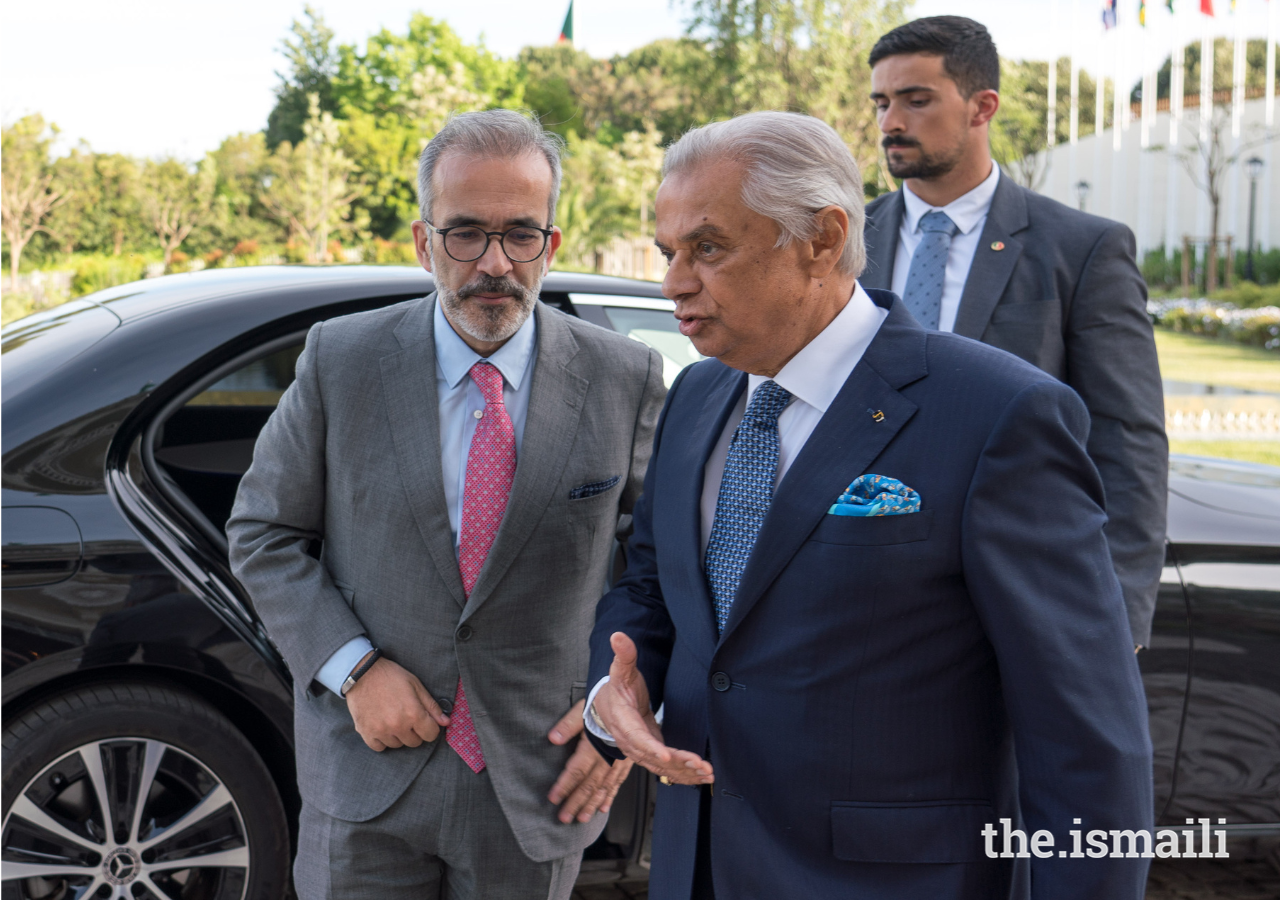 Nazim Ahmad, Diplomatic Representative of the Ismaili Imamat to Portugal, welcomes Portuguese Foreign Minister Paulo Rangel to the reception.