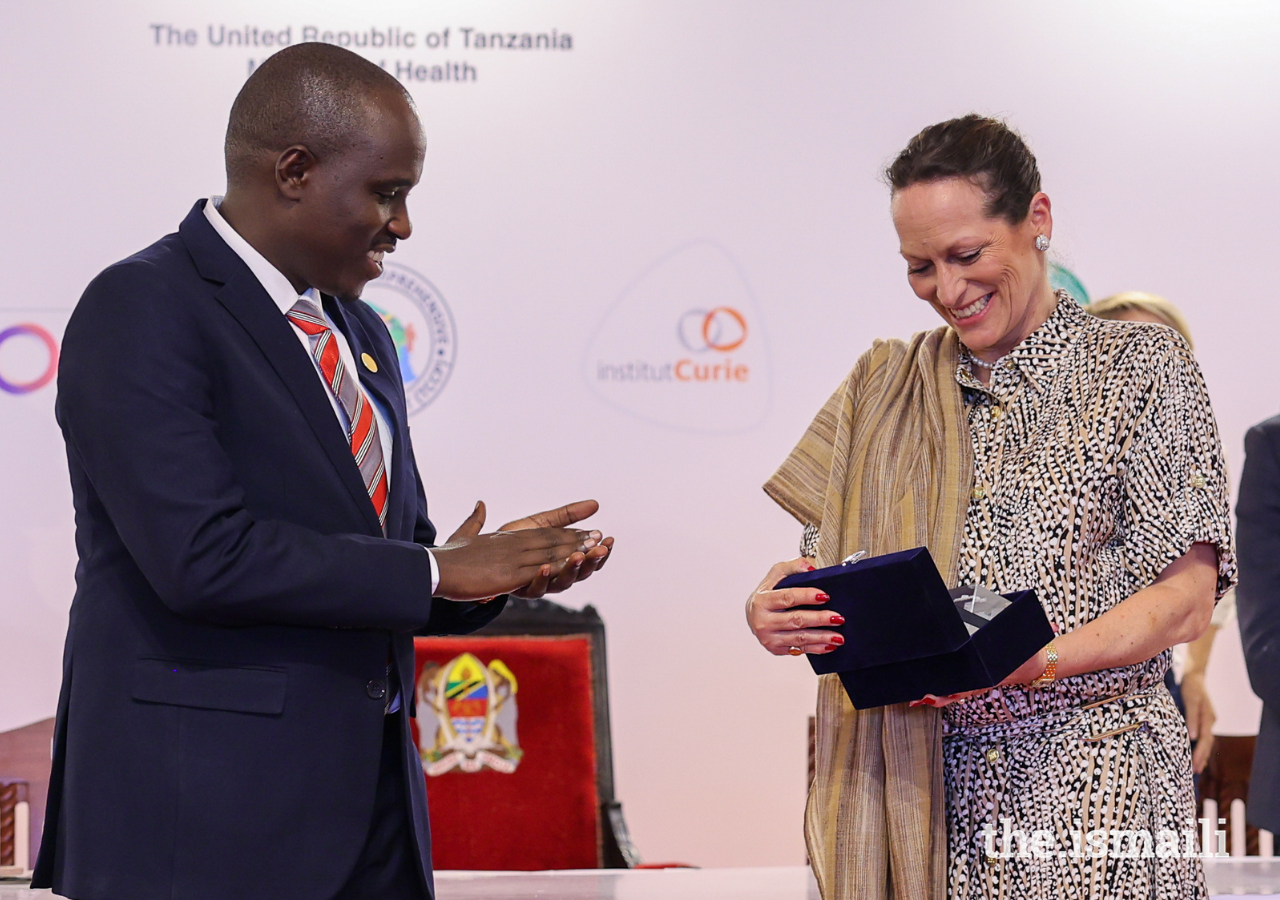 Princess Zahra accepts a token of appreciation from Dr Biteko, on behalf of the Aga Khan Health Services.