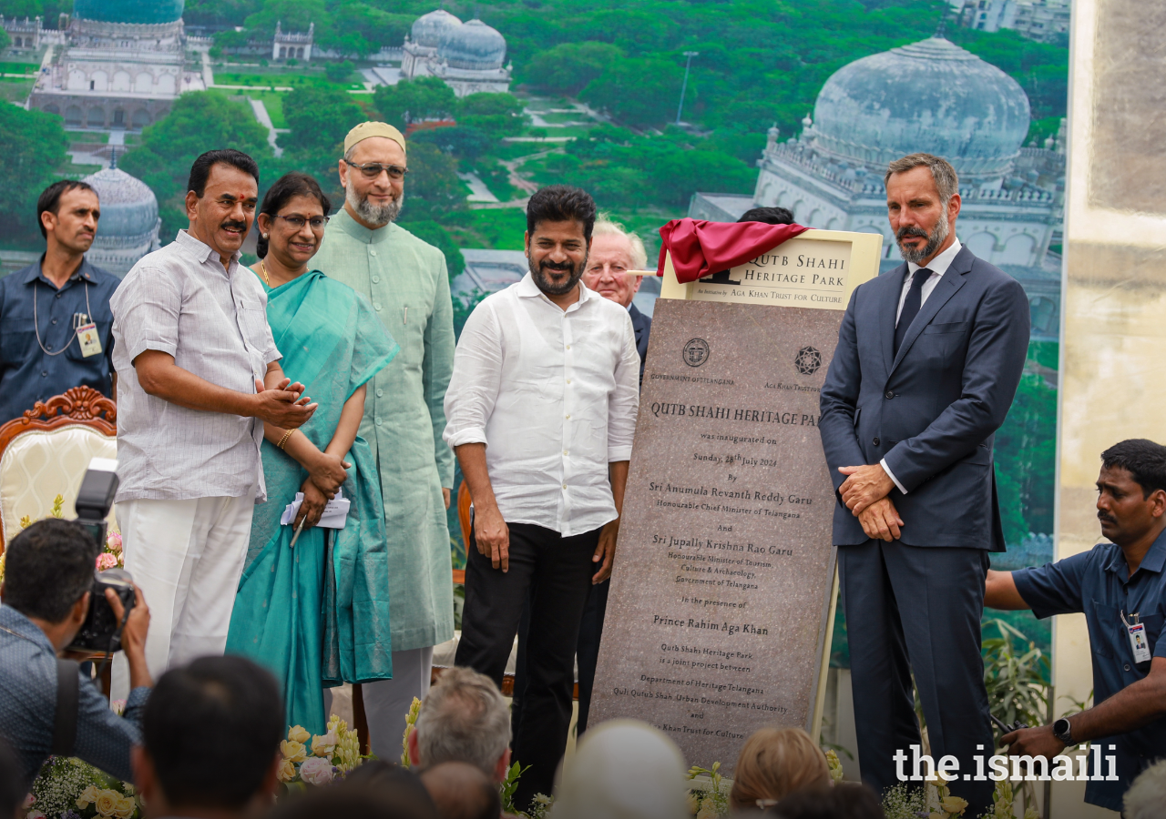 Prince Rahim and Sri Anumula Revanth Reddy, Chief Minister of Telangana, unveil a plaque to commemorate the occasion.