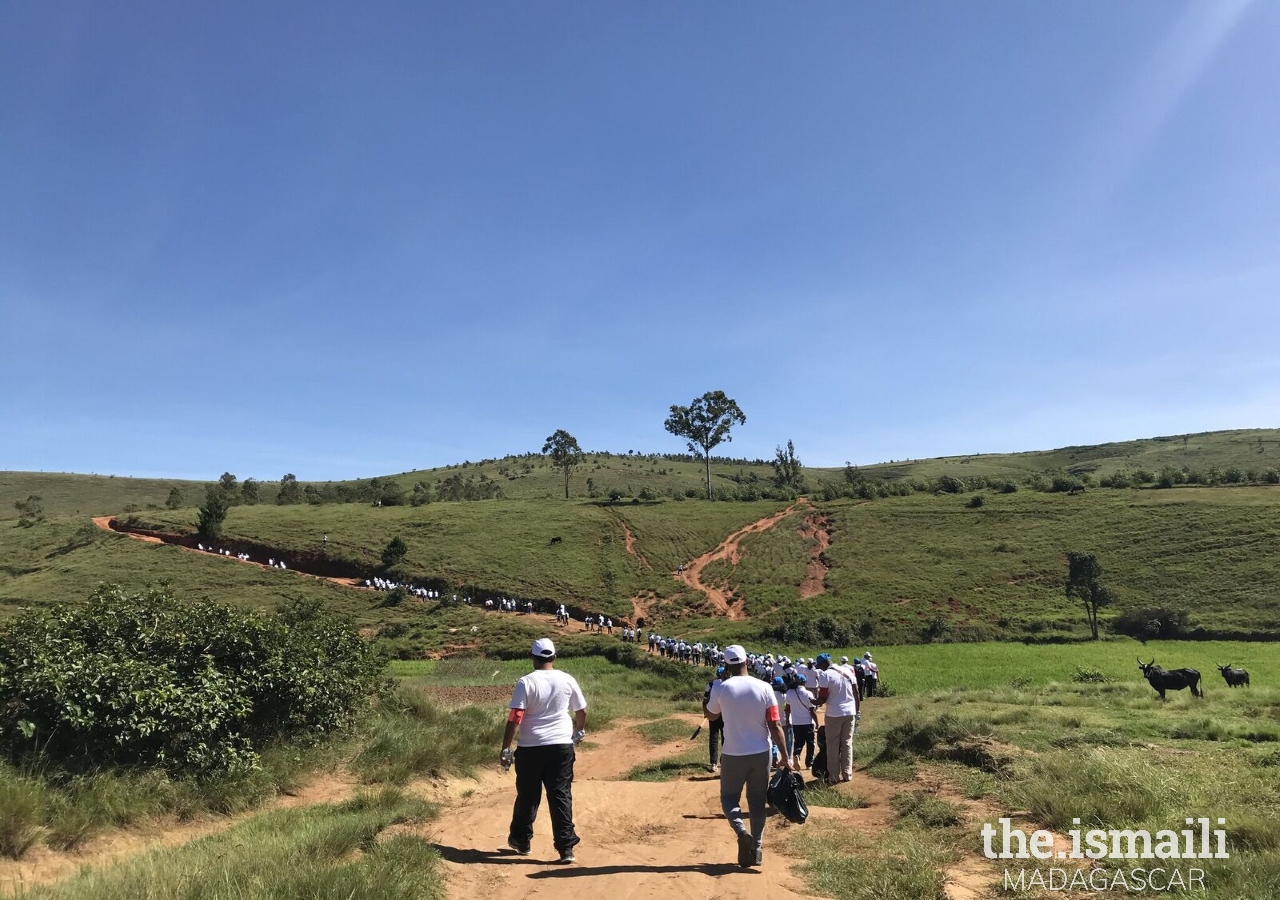 Participants on their way to reforestation in Ambohidratrimo, Anosiala.