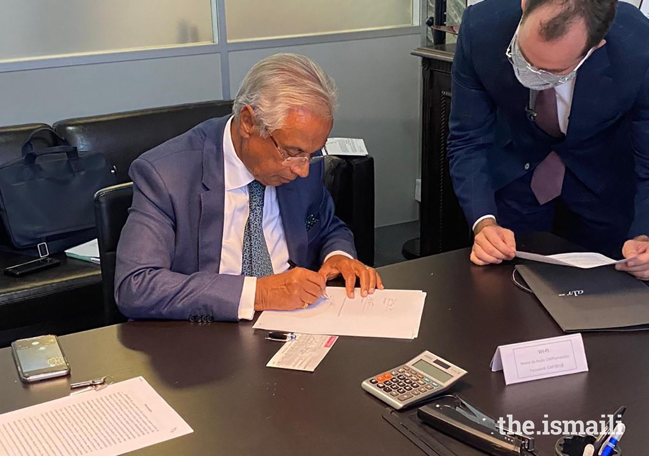 Diplomatic Representative of the Ismaili Imamat to the Portuguese Republic, Nazim Ahmad, signs the deed for the Palacete Leitão on behalf of the Ismaili Imamat.