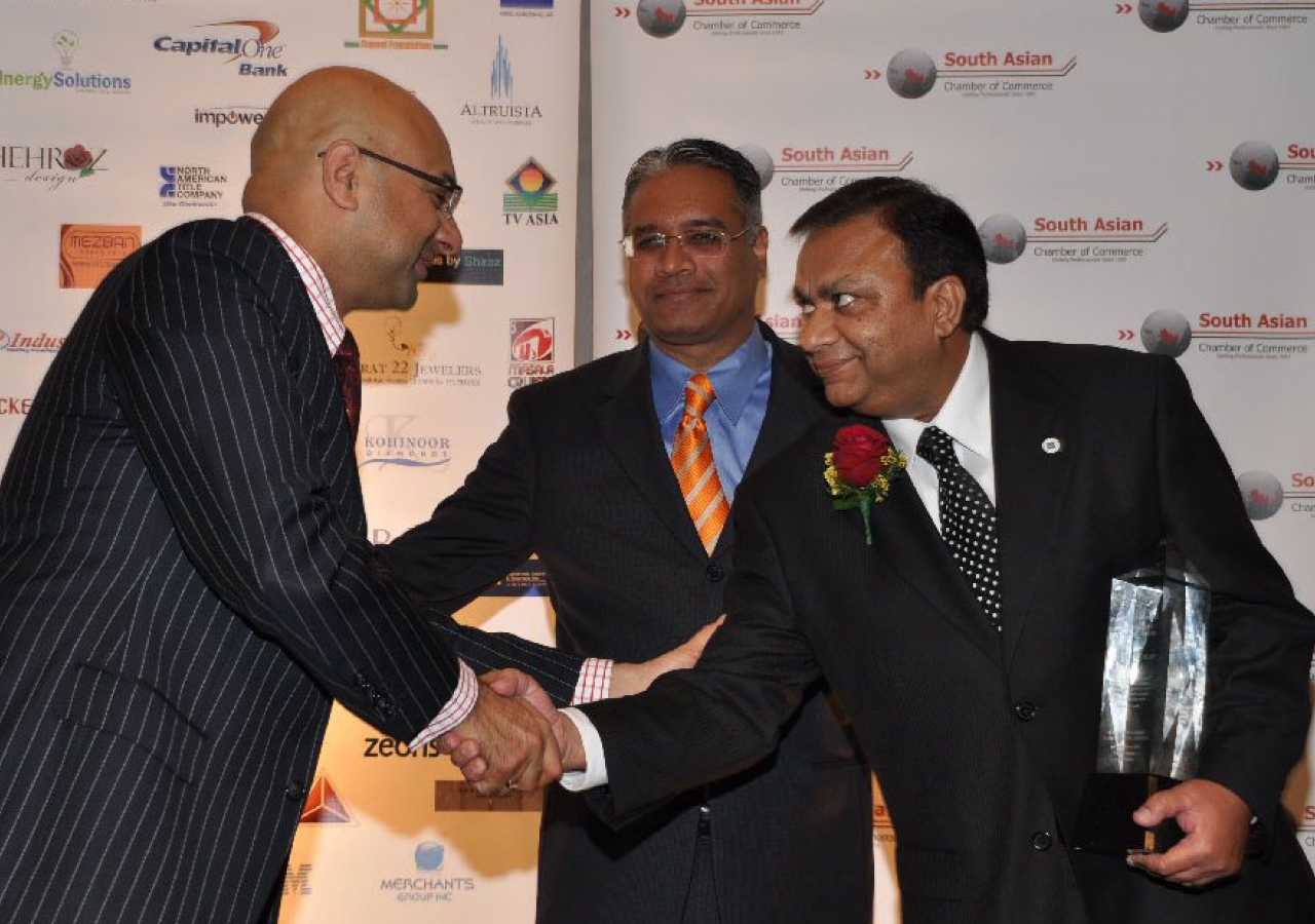 Ali Velshi and SACC President Mustafa Tameez present the 2009 Outstanding Community Organization Award to FOCUS Board Member Nasir Panjwani.
