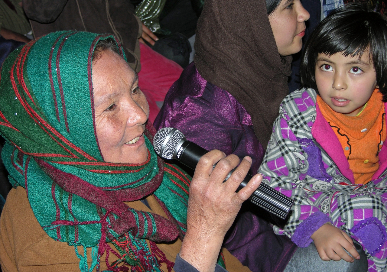 At the Kabul International Women’s Day event organised by the Ismaili Council for Afghanistan, an audience member asks a question, as a young girl looks on.