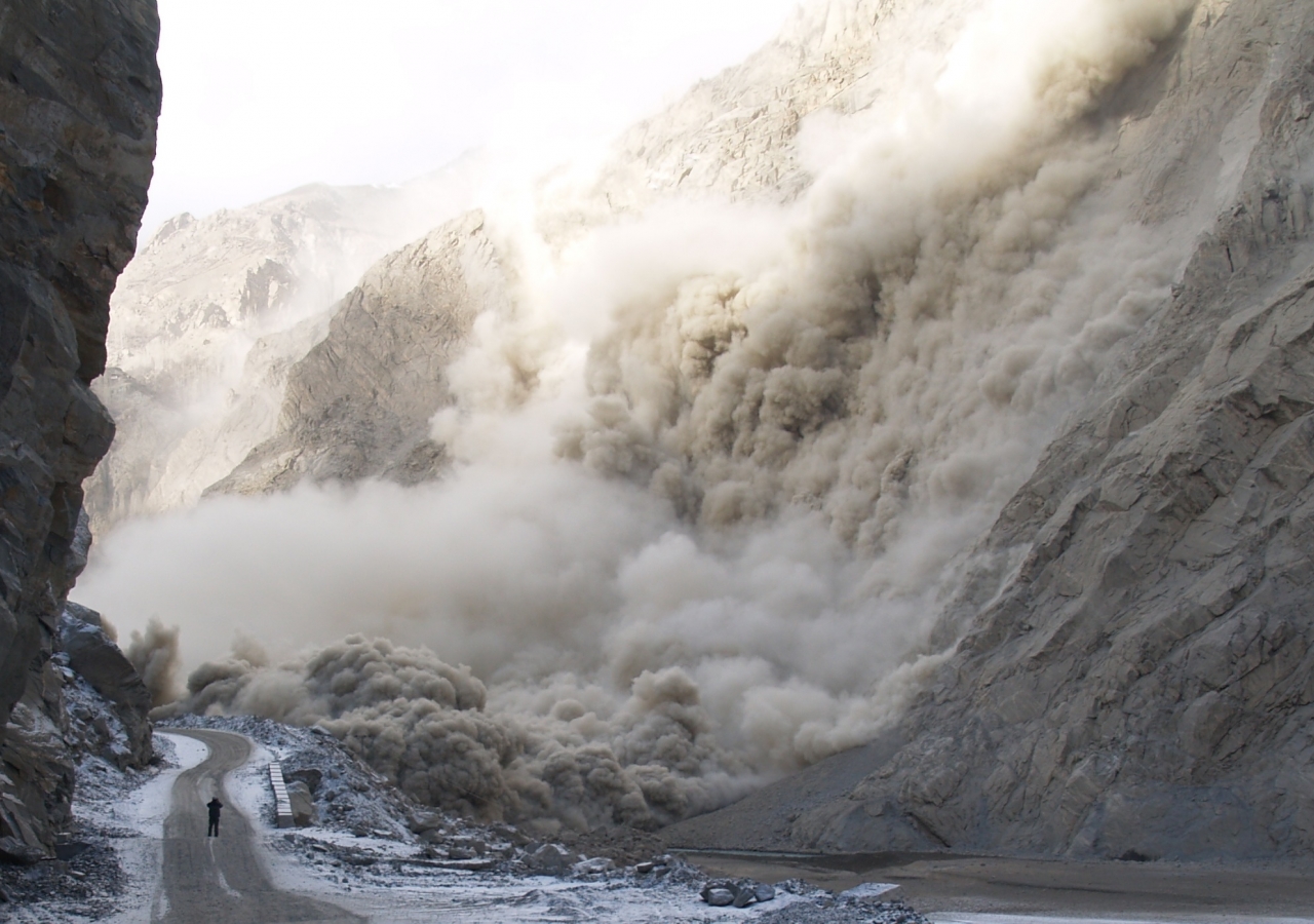 A passer-by photographed the landslide as it started descending on 4 January 2010.