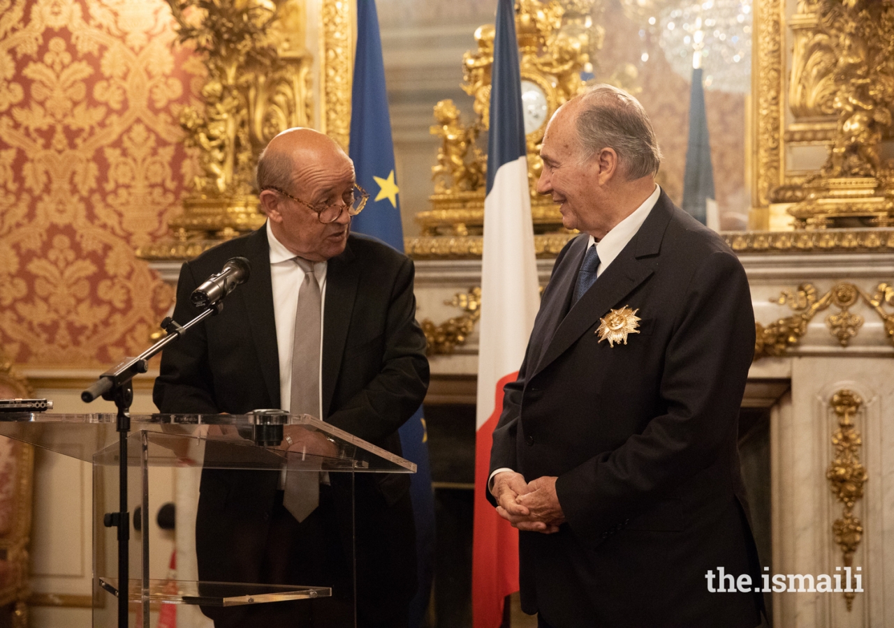 France’s Minister for Europe and Foreign Affairs, Jean-Yves Le Drian congratulates Mawlana Hazar Imam for his work over the past 60 years ahead of presenting him the Grand Cross of the Legion of Honour (Grand-croix dans l’Ordre national de la Légion d'honneur). 