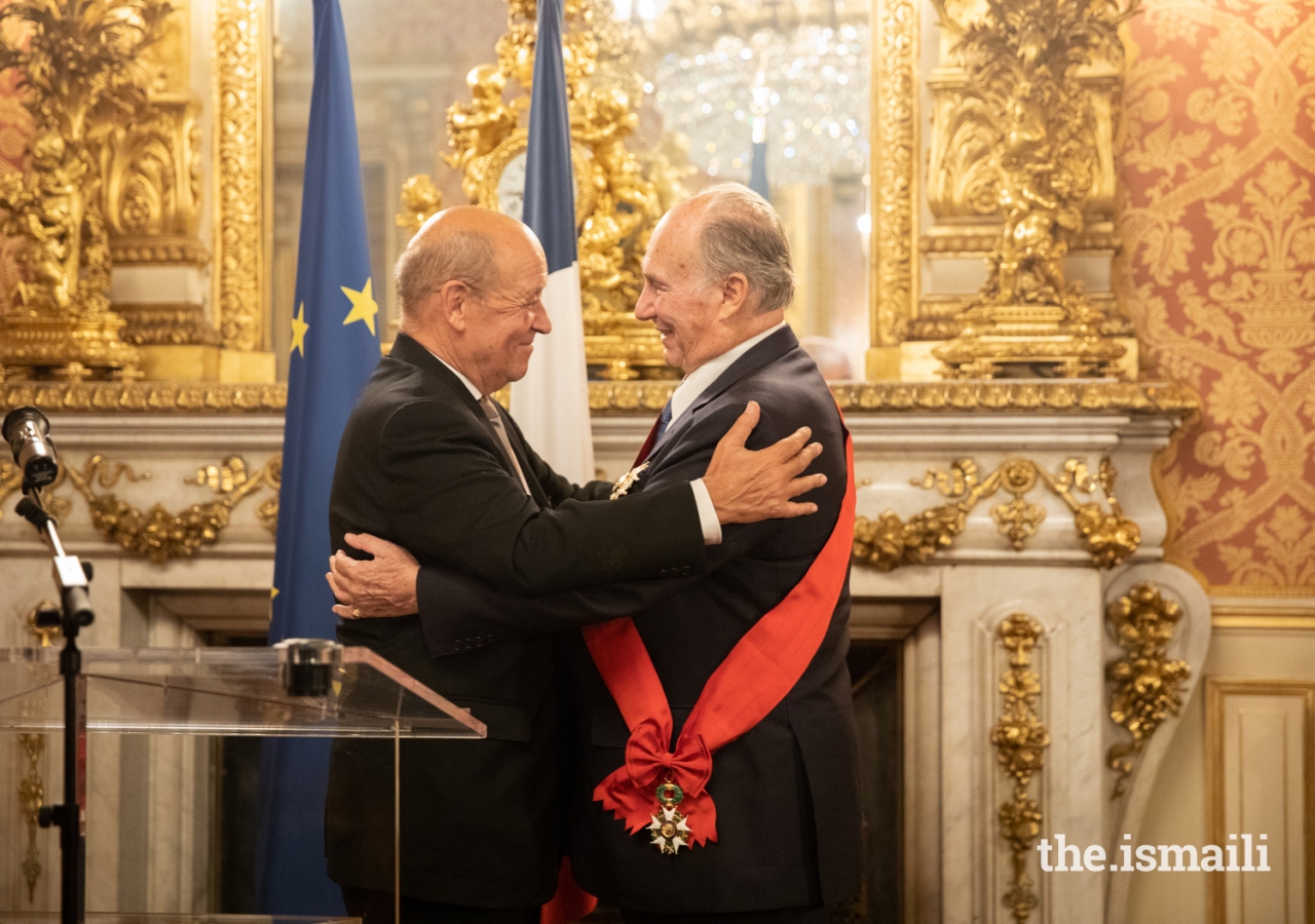 France’s Minister for Europe and Foreign Affairs, Jean-Yves Le Drian congratulates Mawlana Hazar Imam for his work over the past 60 years ahead of presenting him the country’s highest national medal of honour. 