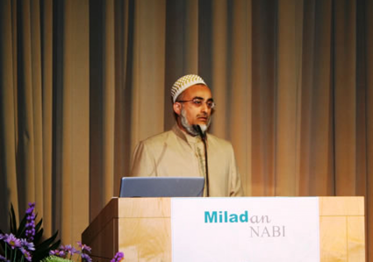 Janab Amil Bhai Ubai Nooruddin, addressing the audience in Chicago 