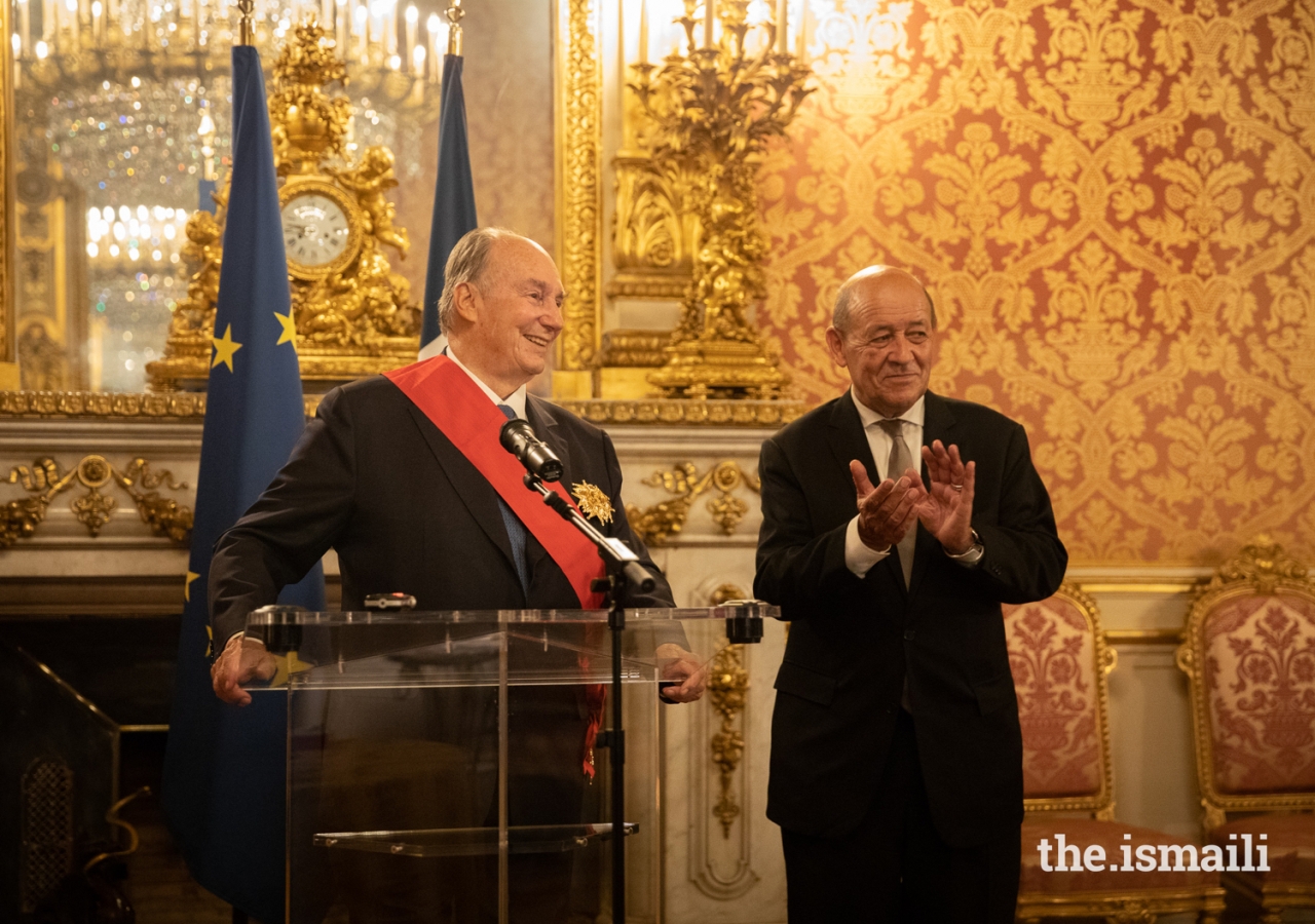 Minister Le Drian applauds as Mawlana Hazar Imam expresses his appreciation to the French government after receiving the country’s highest national medal of honour. 