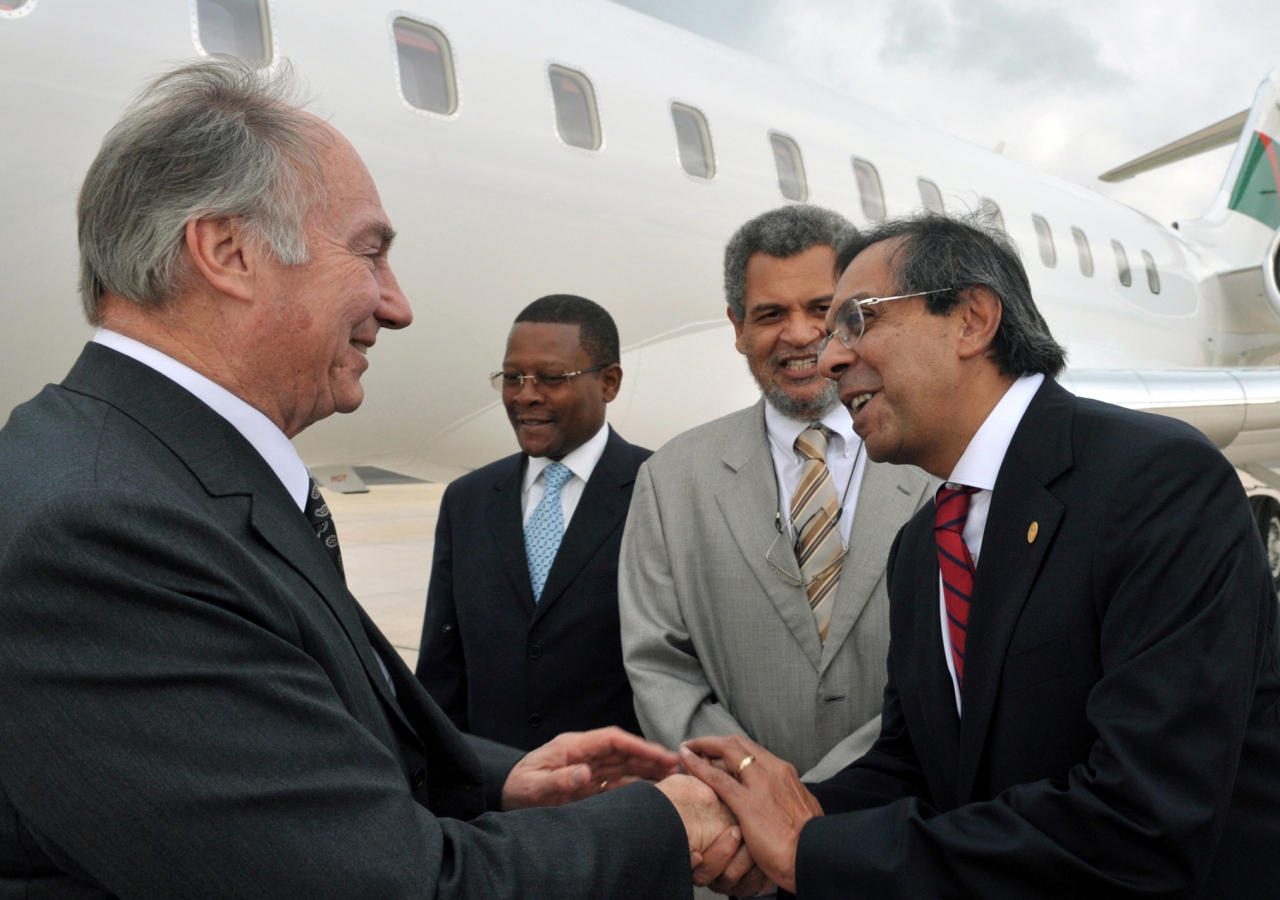 Upon his arrival in Mozambique, Mawlana Hazar Imam is welcomed by Amirali Bhanji, President of the Ismaili Council for Portugal, as well as senior government ministers.