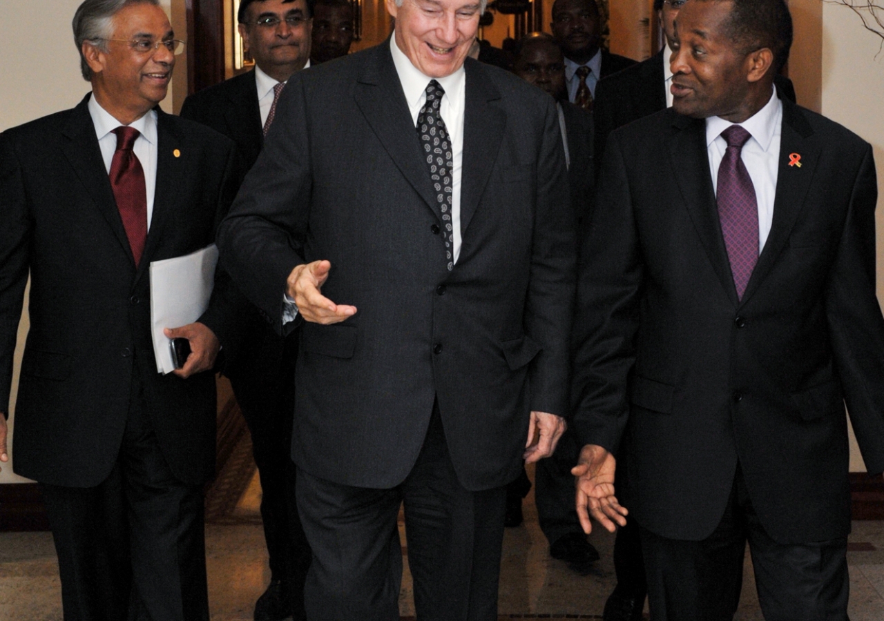 Mawlana Hazar Imam in conversation with Prime Minister Aires Bonifacio Ali and AKDN Resident Representative Nazim Ahmed at the newly refurbished Polana Serena Hotel.