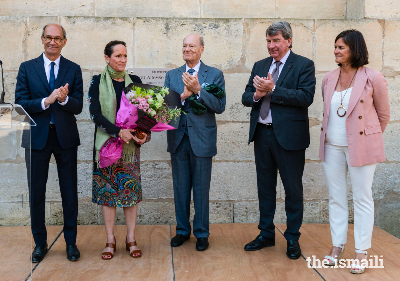 La princesse Zahra rejoint le prince Amyn, Isabelle Wojtowiez, Xavier Darcos et Eric Woerth sur scène et accepte un bouquet de fleurs en souvenir de cette occasion spéciale.