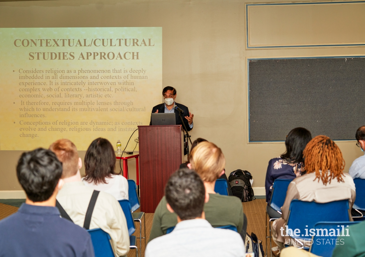 Dr. Asani delivers a guest lecture on diversity in Islam to graduate-level students from the Emory University School of Theology.